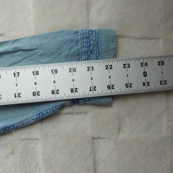 Soft Surroundings Floral Embroidered Chambray Shirt Womens Medium Blue Button Up - Picture 8 of 10